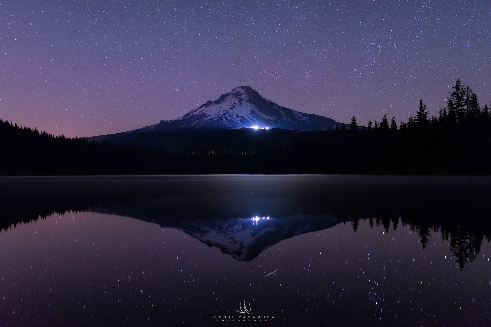 montaña nieve noche oscuridad estrellas bosque abeto árboles resplandor luz lago mar agua reflexión montaje oscuridad estrella fugaz kenji yamamura fotógrafo lago trillium mount hood oregon ee. uu. hd