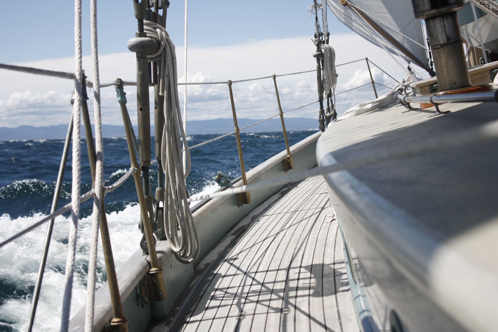 mar olas yate viento camino