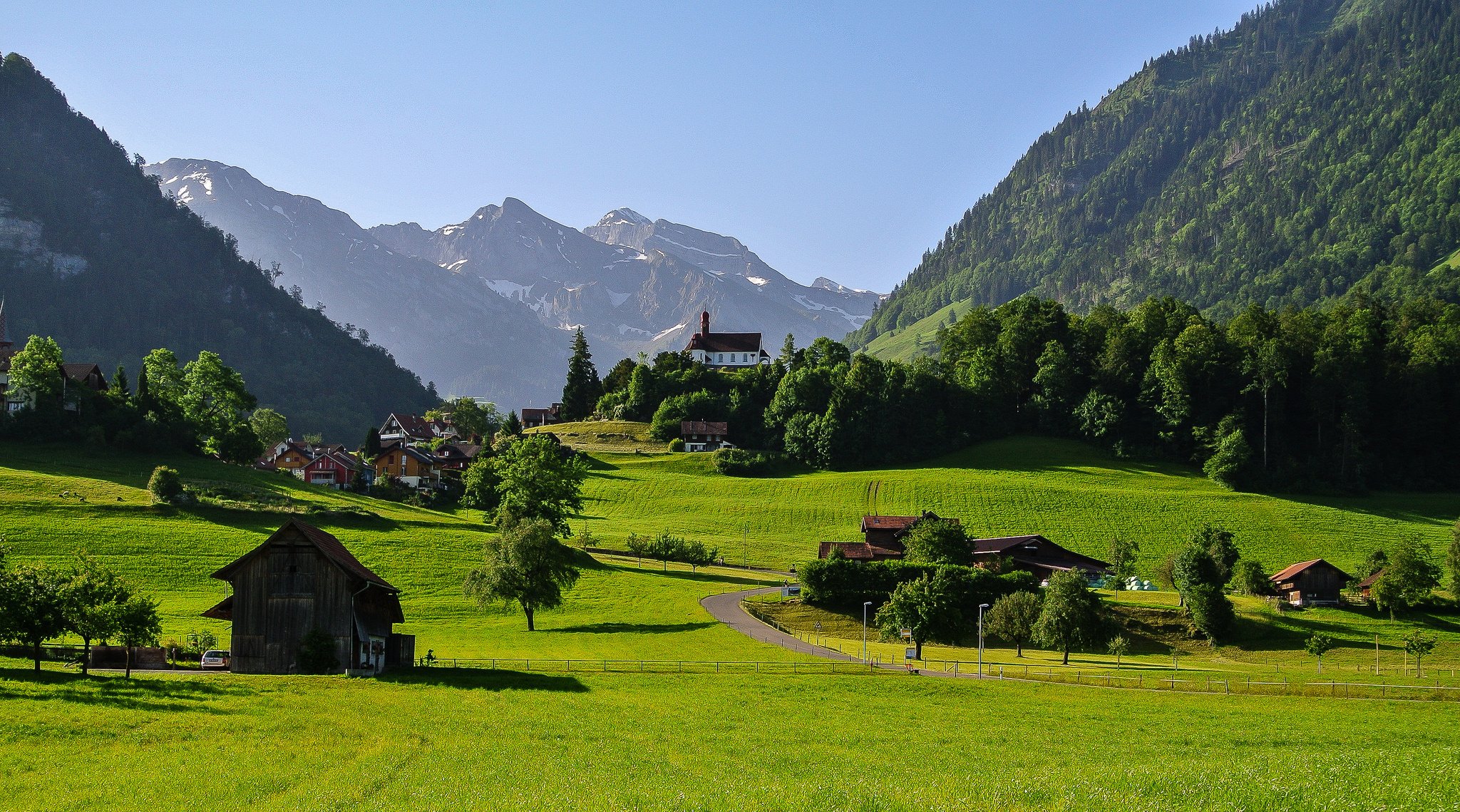 suiza cielo montañas alpes valle hierba carretera casas árboles