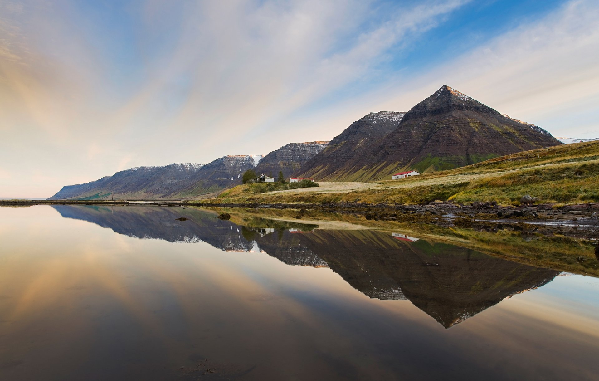 erenity westfjords islandia montañas casas mar reflexión