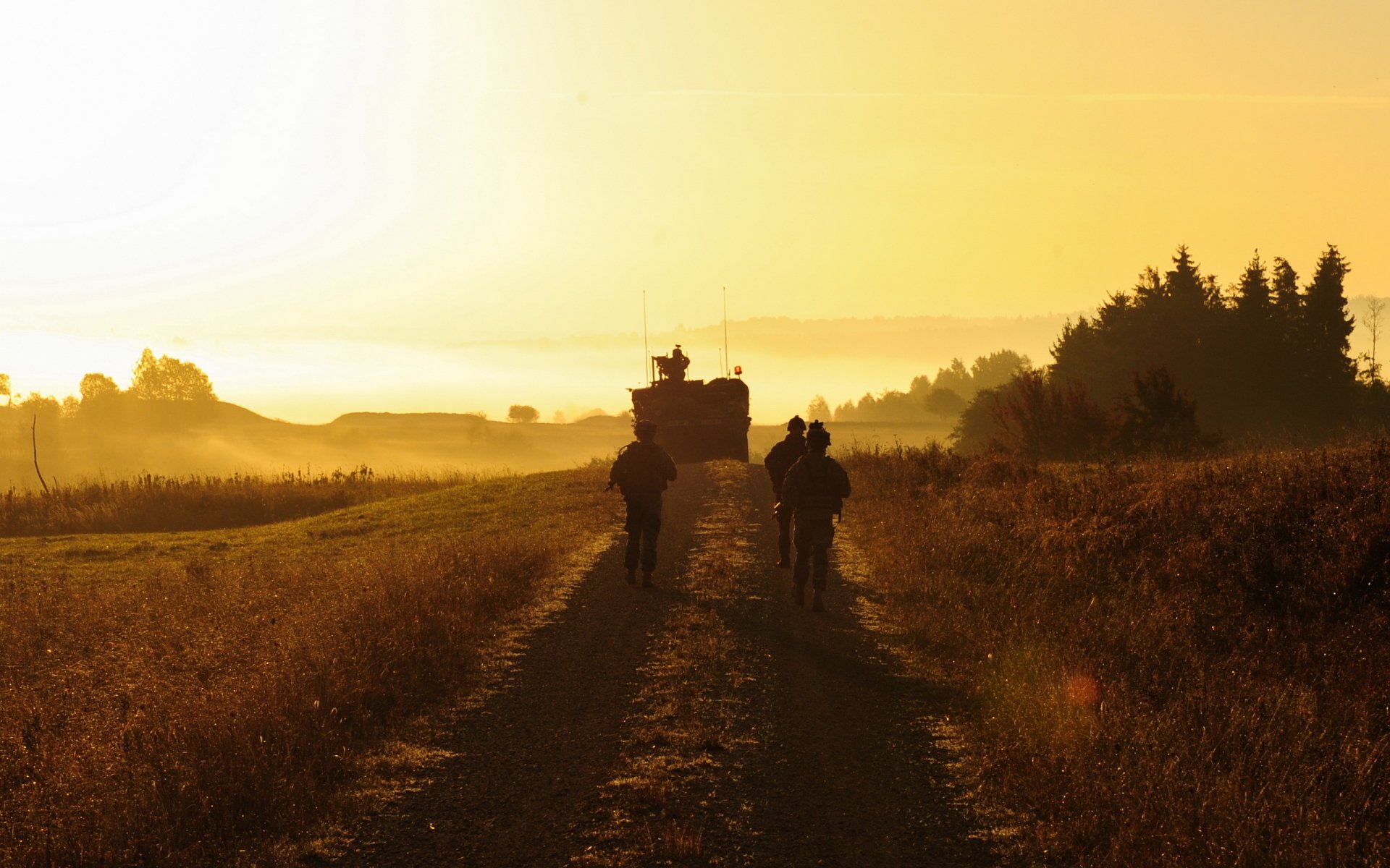 coucher de soleil route soldats paysage