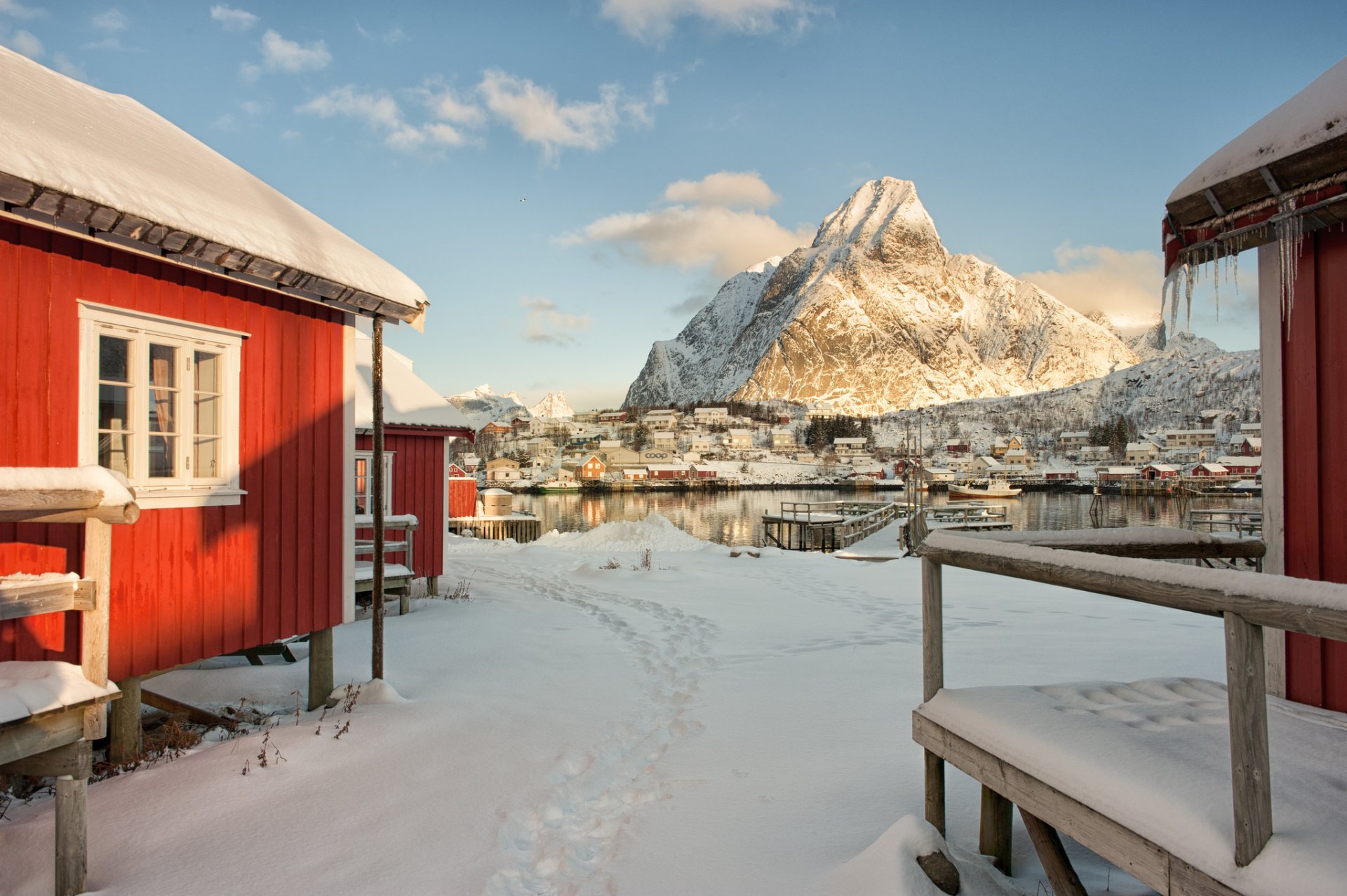 norvège ciel montagne hiver maison neige mer