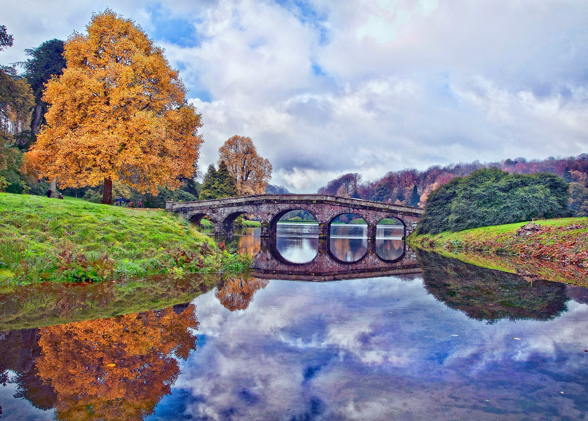 wiltshire angleterre ciel nuages arbres automne pont étang