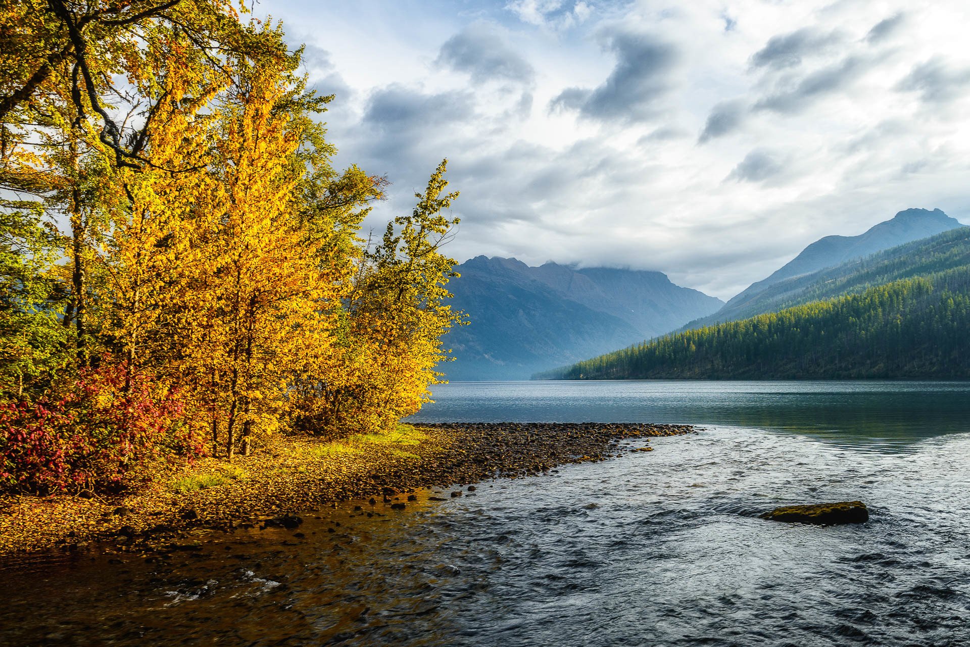 natura montagne cielo nuvole fiume acqua foresta parco alberi foglie colorato autunno caduta colori passeggiata