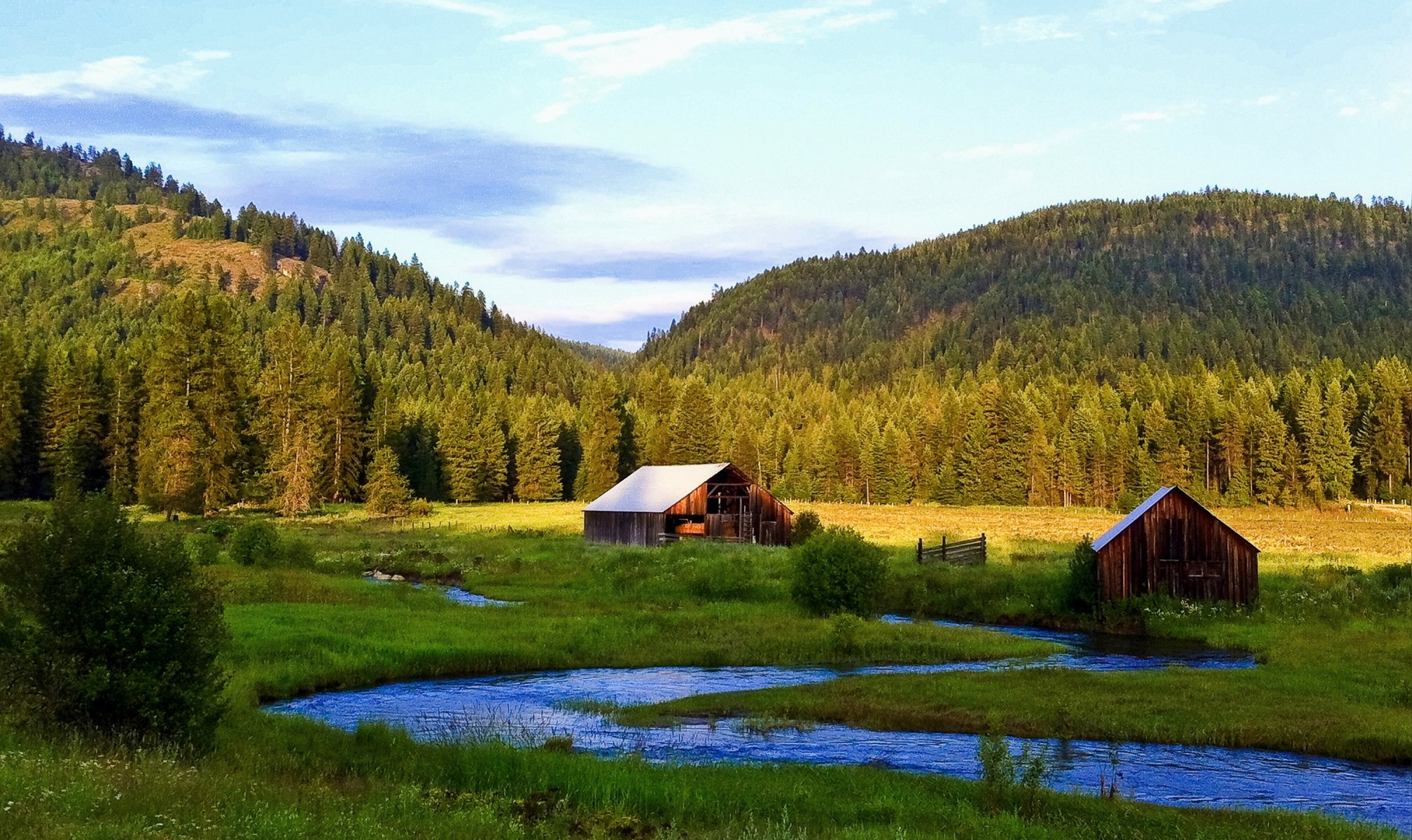 himmel berge wald tal haus haus fluss bach gras bäume