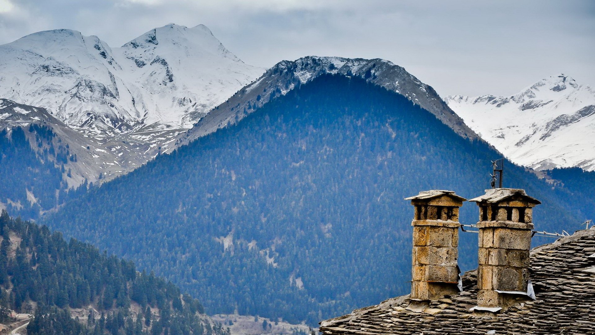 montagnes maison toit paysage