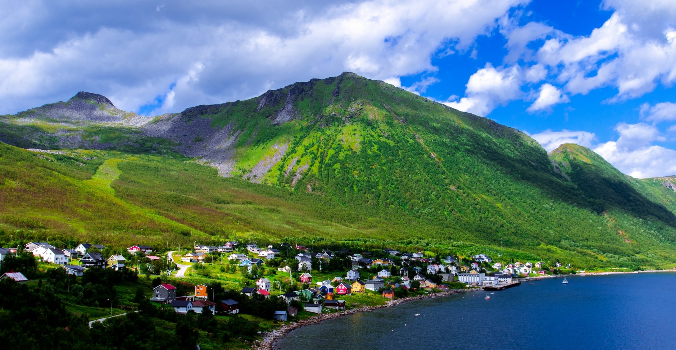 norwegia niebo chmury góry zatoka domy osada drzewa