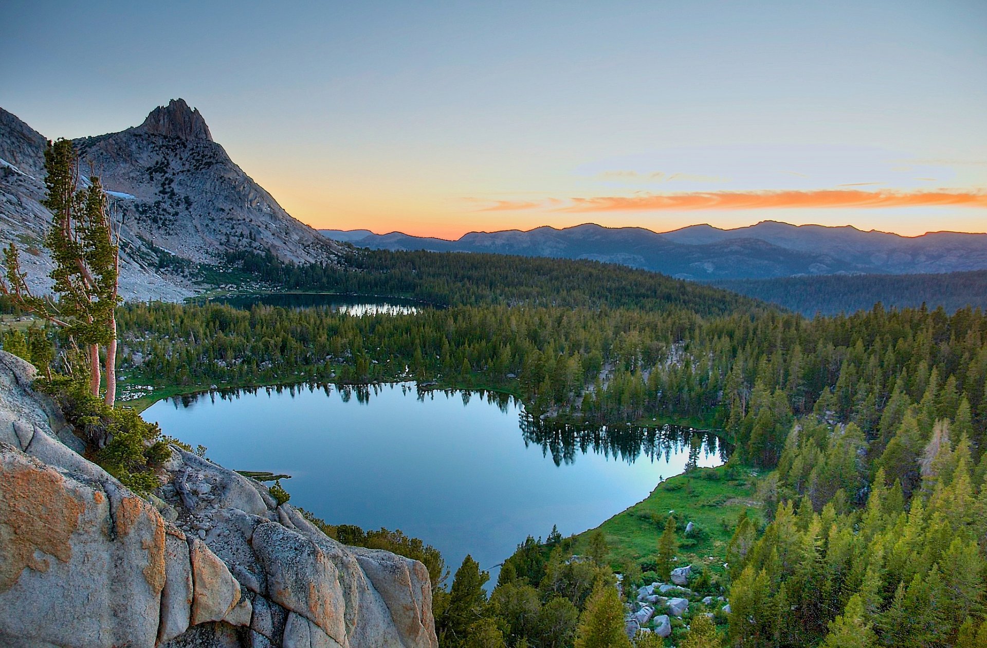 park narodowy yosemite sierra nevada usa góry klify niebo chmury drzewa jeziora