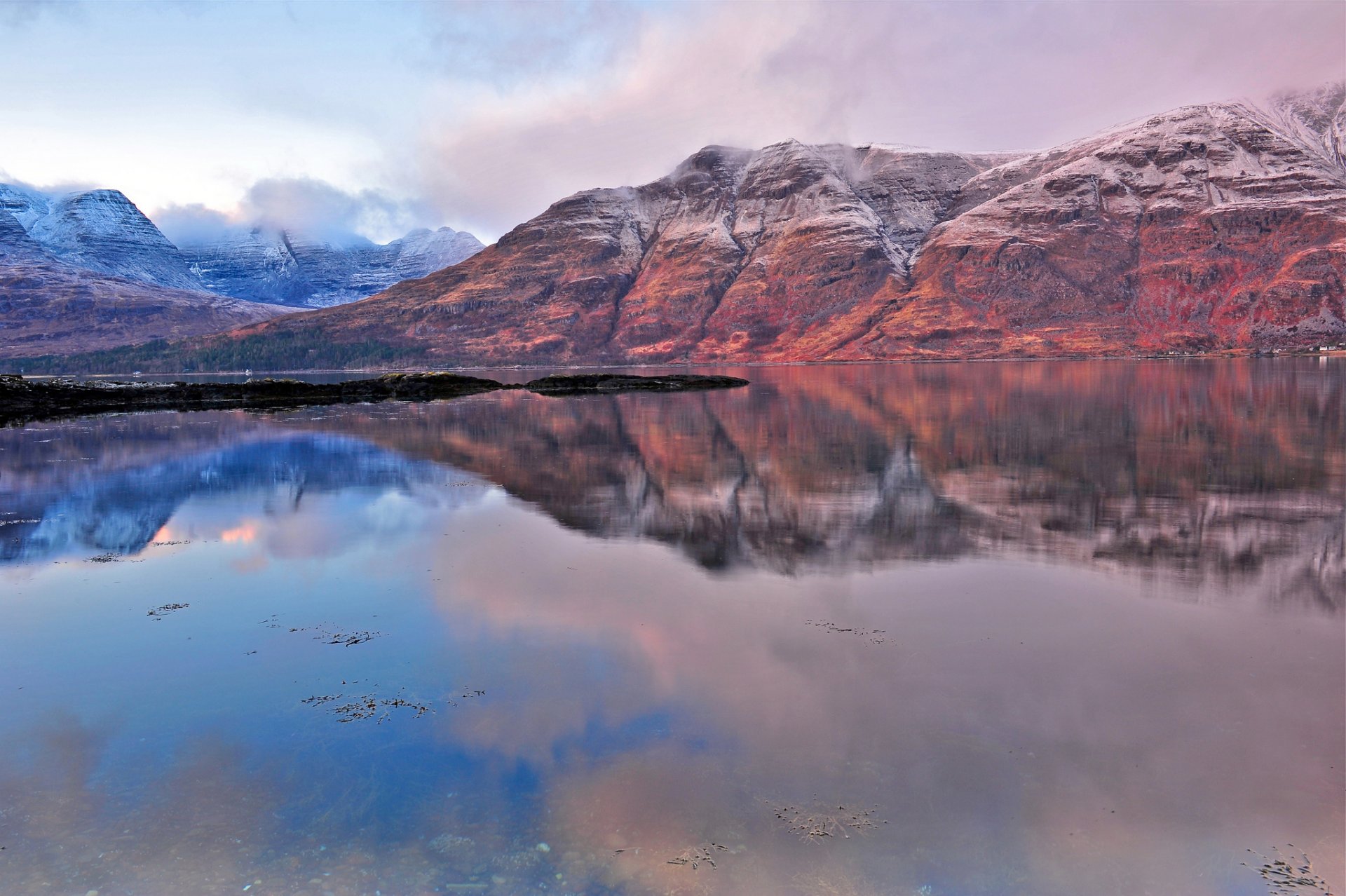 montañas lago reflexión noche