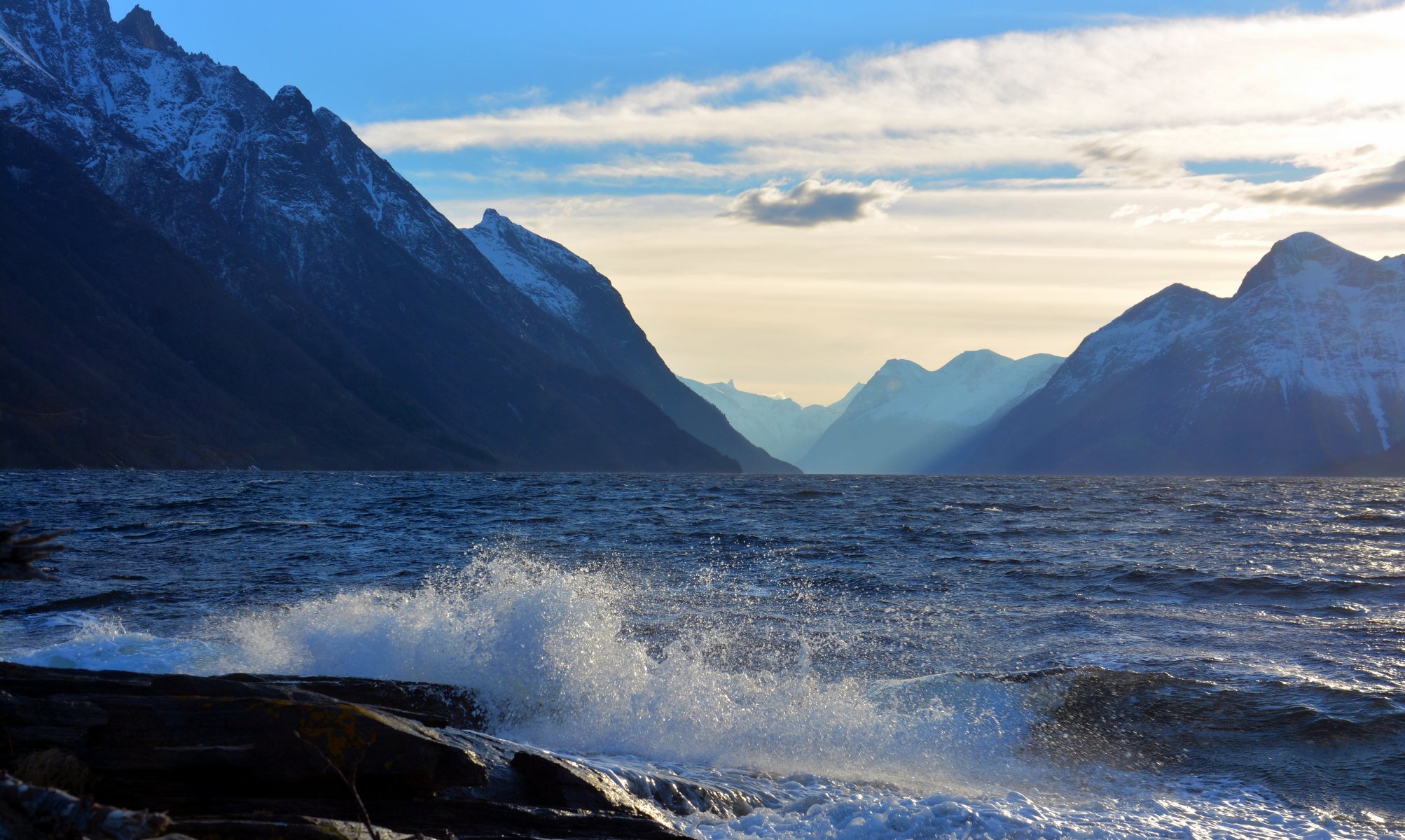 paysage mer vagues éclaboussures montagnes ciel nuages