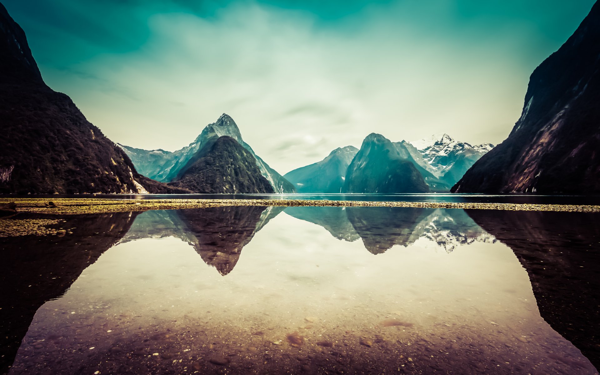 milford sound nowa zelandia jezioro odbicie chmury śnieg góry milford sound