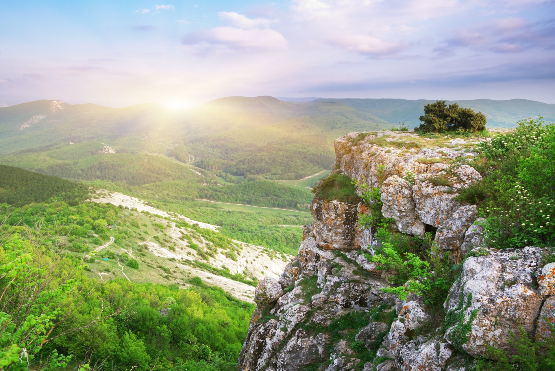 scena paesaggio di montagna natura alberi erba cielo nuvole bello alba atmosfera