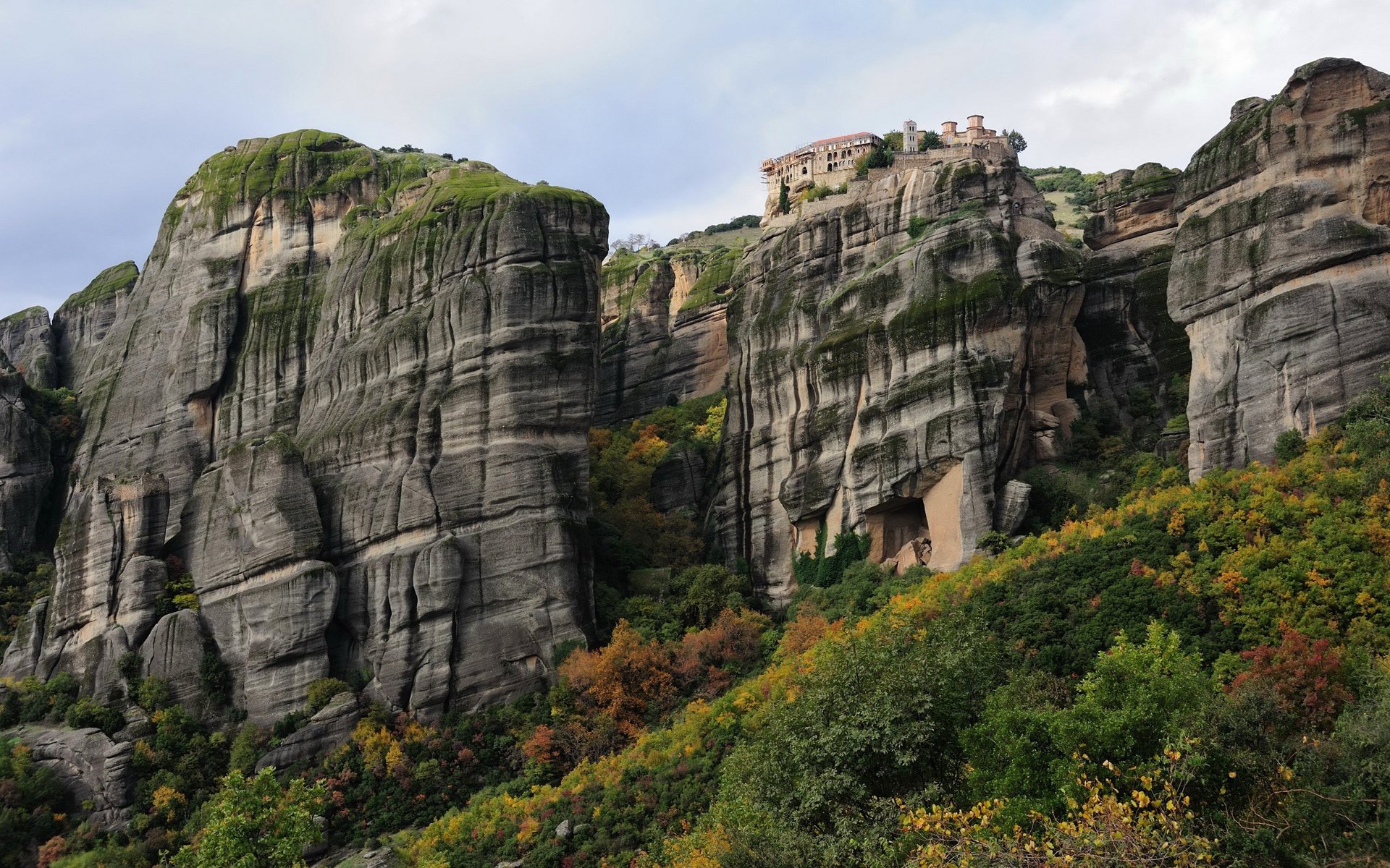 cielo montañas rocas árboles otoño casa monasterio torre