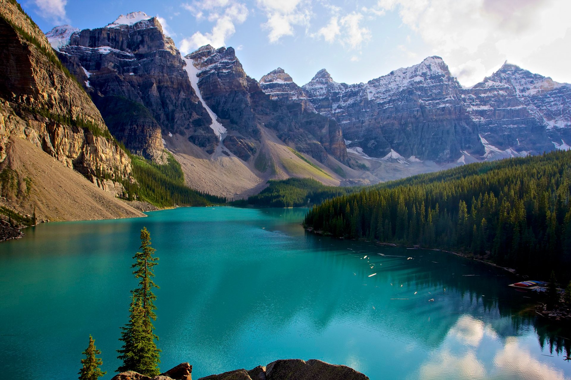 lago morraine parque nacional banff alberta canadá montañas lago nieve cielo nubes árboles bosque