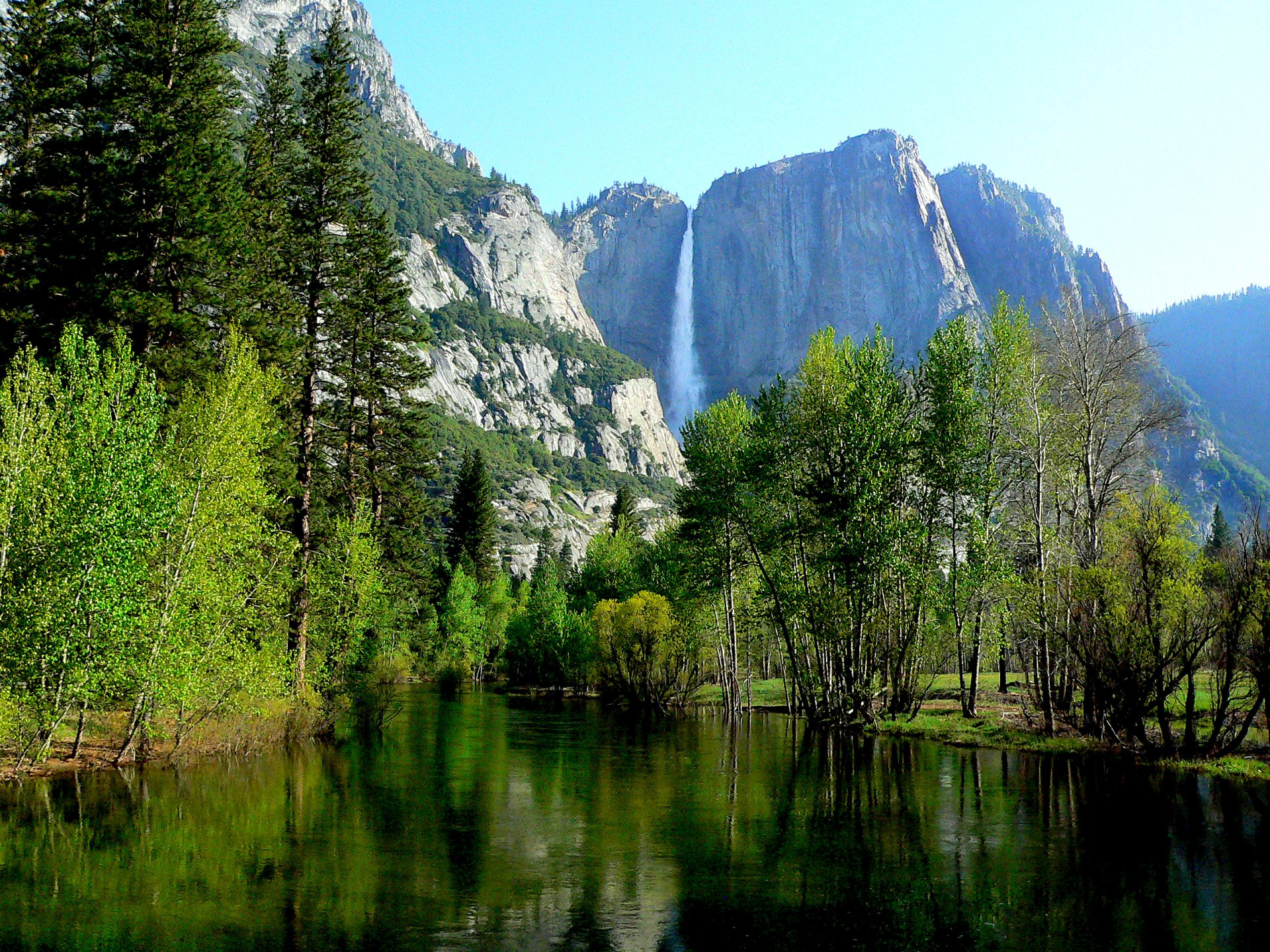 yosemite parc national sierra nevada rivière merced montagnes rivière forêt arbres ciel rocher