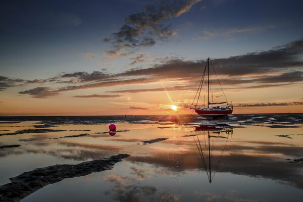 Récifs, navire sur fond de coucher de soleil