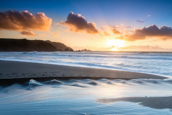 Magische Sonnenuntergangslandschaft am Meer