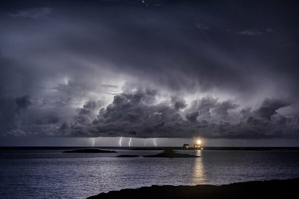 Tormenta nocturna en el mar desde la costa