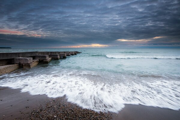 The surf rustles, adjusting the waves