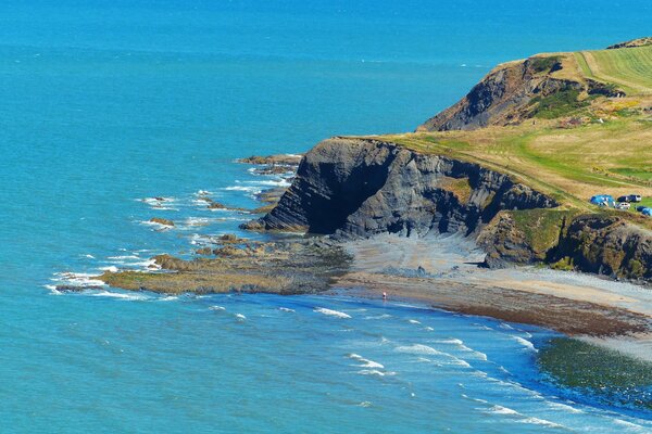 Costa rocciosa che domina il mare azzurro