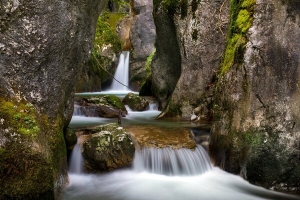 Sommerlandschaft eines Wasserfalls in den Bergen