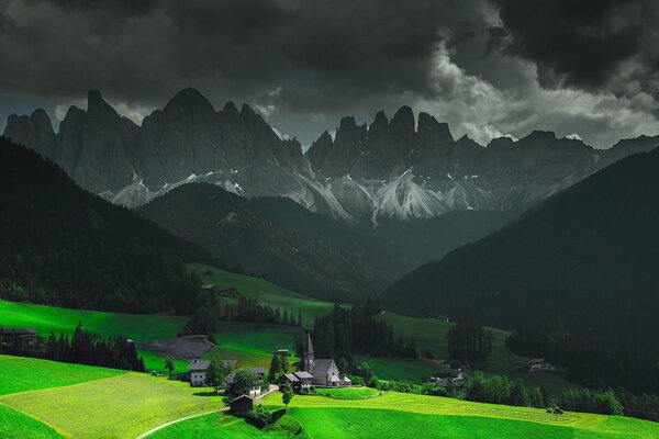 Grünes Tal vor dem Hintergrund der Berge in den Alpen