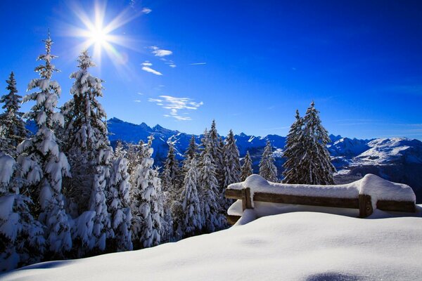 Glänzender Schnee am sonnigen Wintermorgen