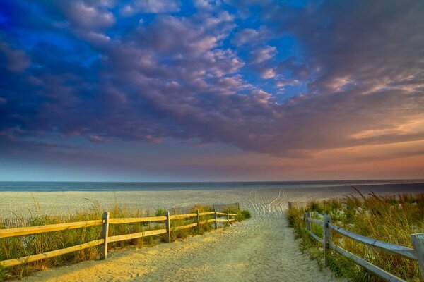 Der Weg zum Strand. Schöner Sonnenuntergang