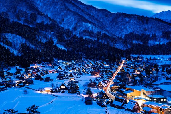 Lumières du soir du village dans les montagnes