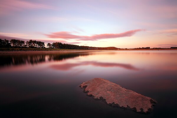 Immagine favolosa del tramonto sul lago