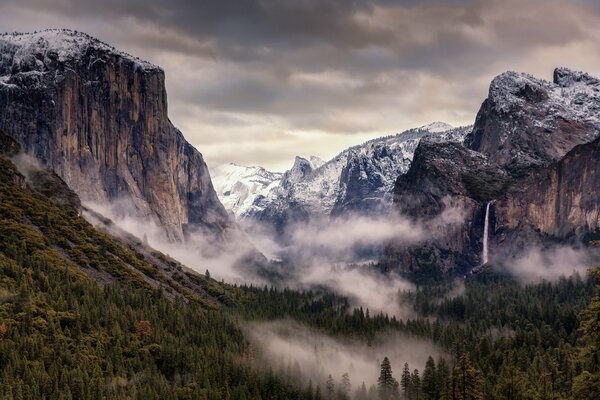 Снежные горы и лес в национальном парке Йосемити, США, штат Калифорния