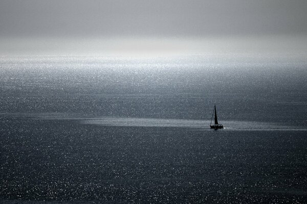 En el horizonte en el mar se veía un yate