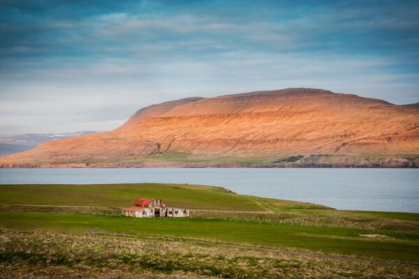 Casa Islandesa en un campo junto a la bahía