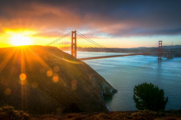 Wschód słońca na moście Golden Gate w Ameryce