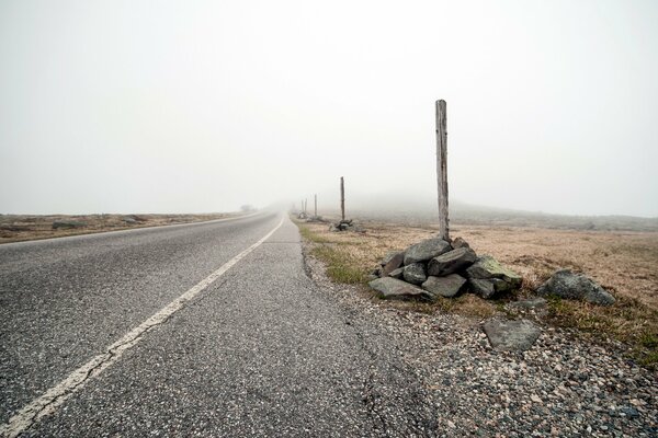 Pilares a lo largo de la carretera del desierto