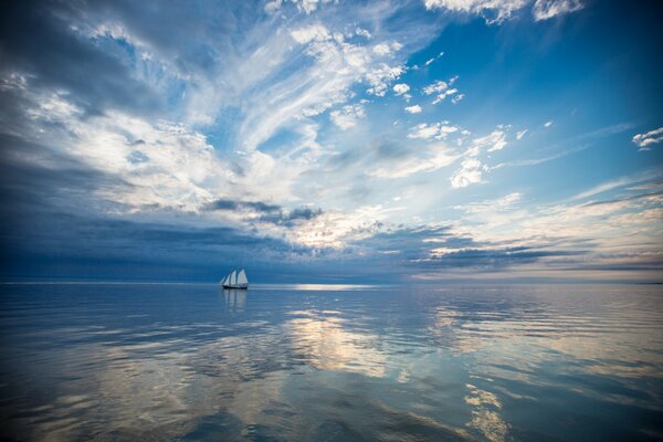 Das blaue Meer segelt ein Schiff in der Ferne