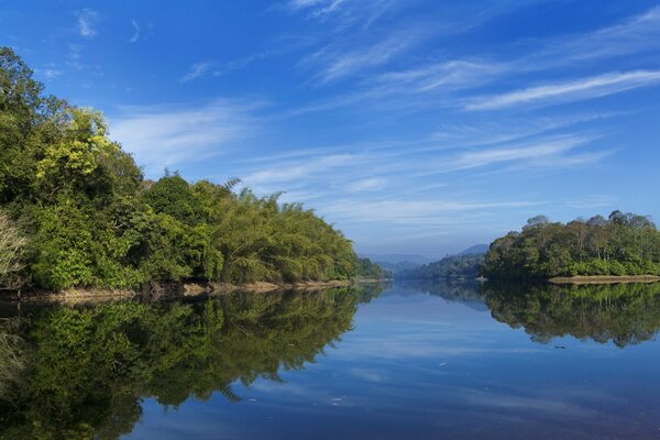 Il bellissimo paesaggio si riflette nell acqua del Lago