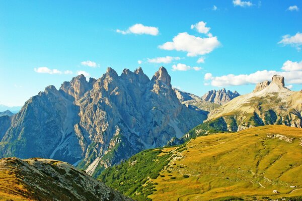 Italien. Die Alpen. Berge und Wiesen