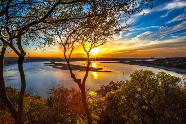 Sol y nubes sobre un lago en Texas