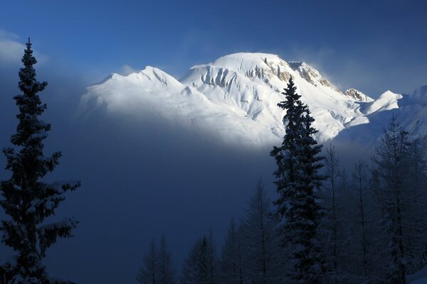 Blick auf die schneeweißen Berge Verwunderung