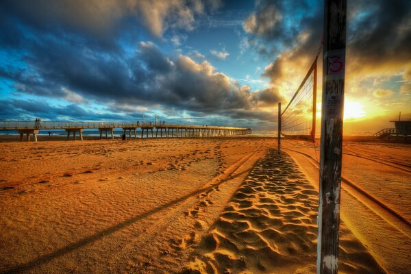 Warmer Sonnenuntergang am Strand und Meerblick