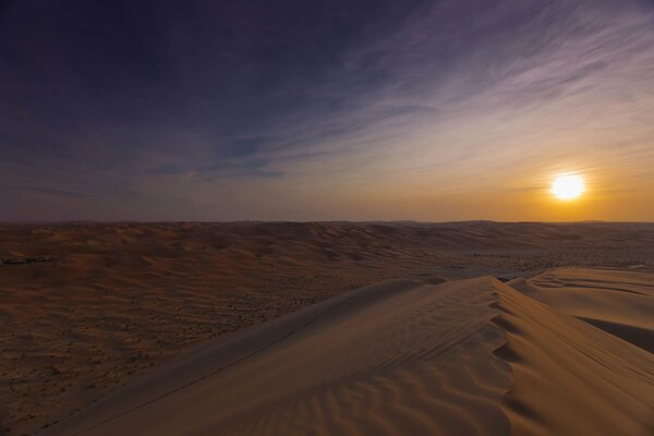 Sole del mattino nelle dune del deserto