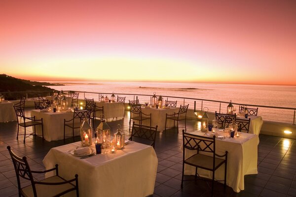 Restaurant am Meer mit Kerzenlicht