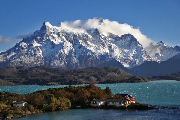 Hotel in Patagonia on the lake