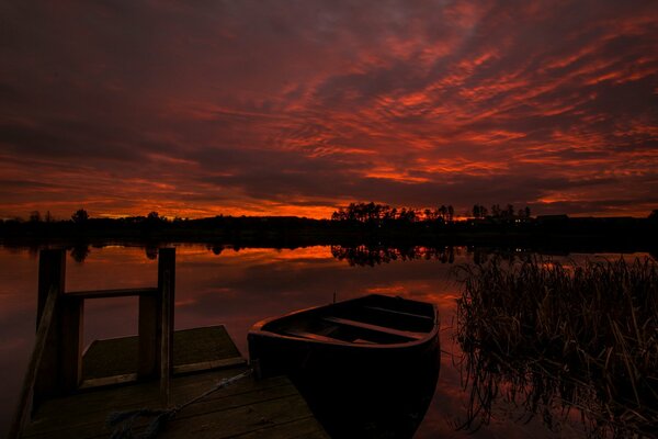 Les dernières minutes du coucher de soleil sur le lac