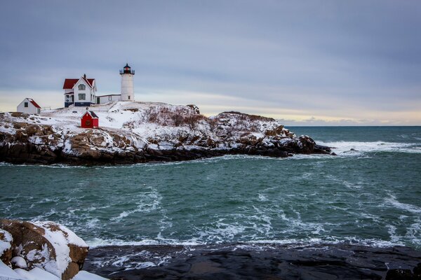 Mare emozionante in inverno con casa e Faro