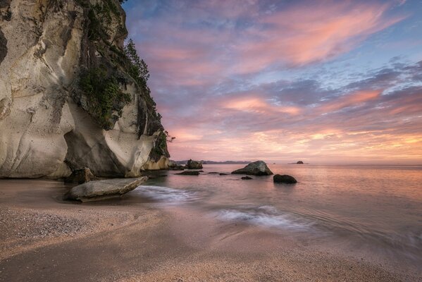 Hermosa vista de la bahía en el momento del atardecer