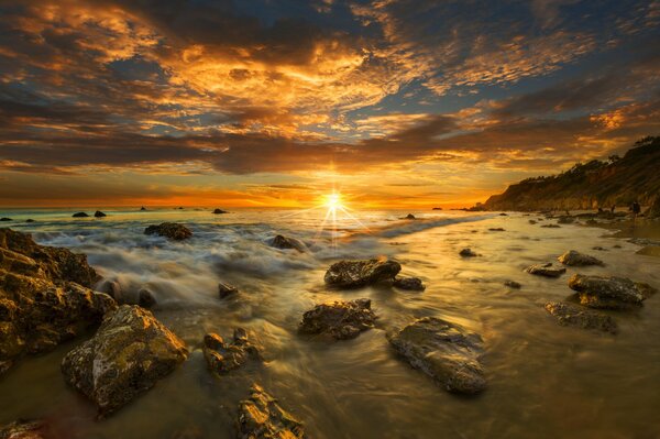 Schöner Sonnenuntergang am Malibu Beach in Kalifornien