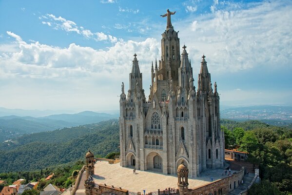 Kirche in Spanien auf einem Hügel