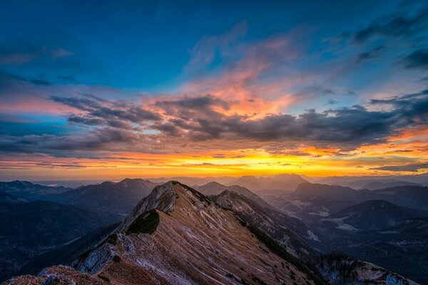 Sommets enneigés des montagnes au coucher du soleil